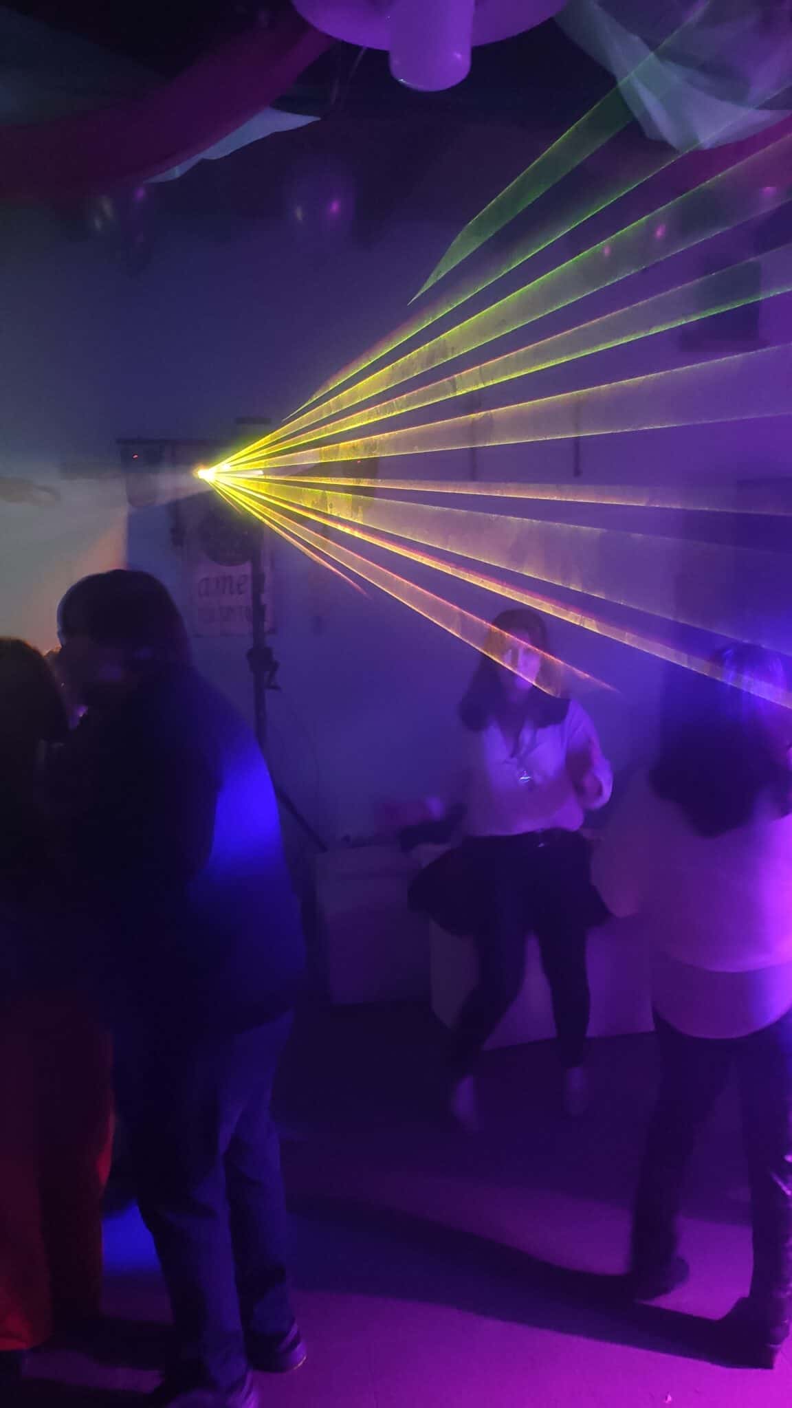 Luces robóticas profesionales en show de karaoke